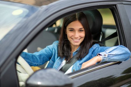Téléchargez les photos : Portrait femme heureuse souriant dans la voiture - en image libre de droit