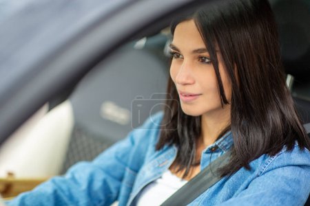 Téléchargez les photos : Gros plan portrait belle jeune femme voiture de conduite - en image libre de droit