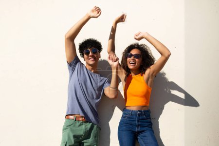 Foto de Retrato de pareja feliz con los brazos levantados - Imagen libre de derechos