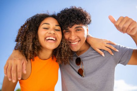 Téléchargez les photos : Selfie portrait de heureux jeune couple ensemble - en image libre de droit
