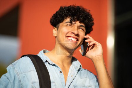Téléchargez les photos : Gros plan portrait jeune homme souriant parlant avec téléphone portable - en image libre de droit