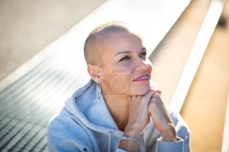 Téléchargez les photos : Gros plan portrait de femme souriante avec tête rasée - en image libre de droit