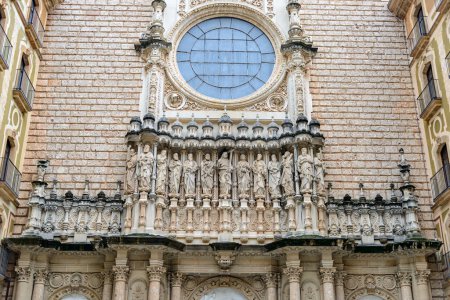 Téléchargez les photos : Magnifique entrée et façade du monastère de Montserrat - en image libre de droit