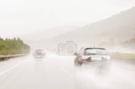 Téléchargez les photos : Dangers liés à la conduite sur une autoroute lors d'une tempête violente - en image libre de droit