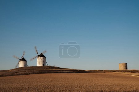 Téléchargez les photos : Whirlwind Wonders : explorer le riche patrimoine et la beauté intemporelle des moulins à vent espagnols - en image libre de droit