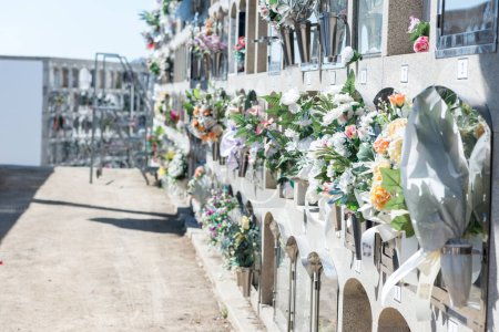 Foto de Jardín del Recuerdo: El Lenguaje de las Flores del Cementerio - Imagen libre de derechos