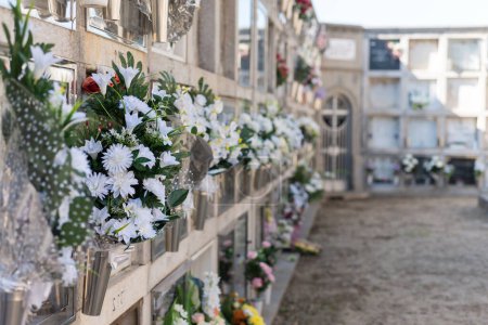 Foto de Jardín del Recuerdo: El Lenguaje de las Flores del Cementerio - Imagen libre de derechos