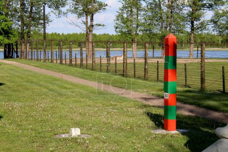 Ländergrenze. Drahtzäune an der Grenze zu Russland. Grenzposten der UdSSR