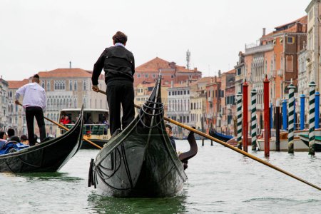 Foto de Paseo en góndola en Venecia. Gondoleros en el Gran Canal. Venecia Viajes - Imagen libre de derechos