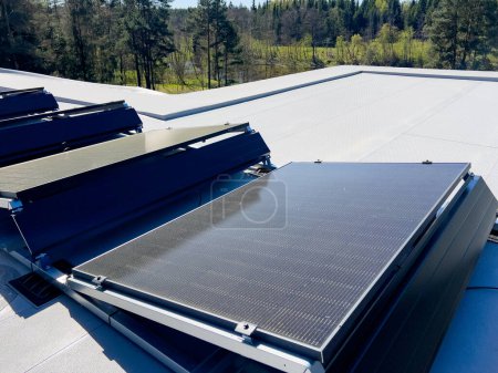 Montagestruktur für Solar PV Kraftwerk. Photovoltaisches Montagesystem für Flachdächer. Flachdachsystem für Wohngebäude.