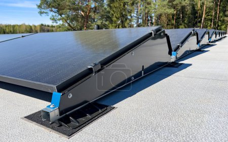 Structure de montage pour centrale solaire photovoltaïque. Système de montage photovoltaïque pour toit plat. Système de toiture résidentielle plate.
