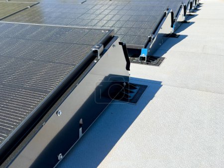 Foto de Estructura de montaje para central solar fotovoltaica. Sistema de montaje fotovoltaico para techo plano. Sistema de techado plano residencial. - Imagen libre de derechos