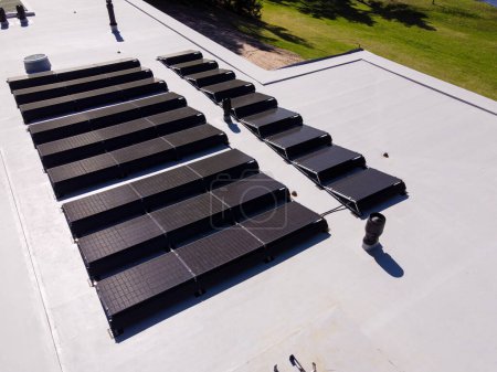 Foto de Estructura de montaje para central solar fotovoltaica. Sistema de montaje fotovoltaico para techo plano. Sistema de techado plano residencial. - Imagen libre de derechos