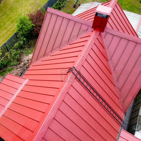 Rotes Metalldach. Klassisches Design. Stehende Naht Rotes Dach