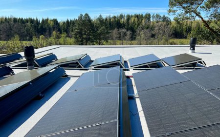 Estructura de montaje para central solar fotovoltaica. Sistema de montaje fotovoltaico para techo plano. Sistema de techado plano residencial.