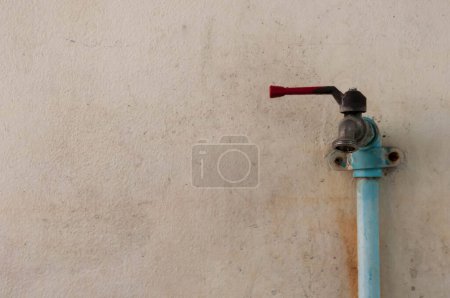 Téléchargez les photos : Robinet d'eau dans le jardin, robinet d'eau pour industriel - en image libre de droit