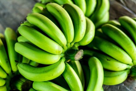 Téléchargez les photos : Banane verte et jaune dans le jardin asiatique - en image libre de droit