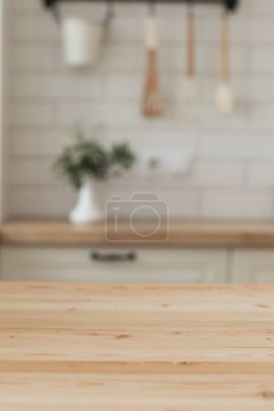 Téléchargez les photos : Intérieur de cuisine scandinave. Surface d'une table en bois - en image libre de droit