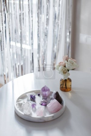 Foto de Rosas florales con amatista y cuarzo. Una composición de naturaleza muerta sobre mármol. Foto de alta calidad - Imagen libre de derechos