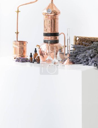 Distillation d'huile essentielle de lavande. Alambic de cuivre dans un intérieur scandinave