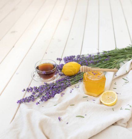 Honig und Lavendelsträuße. Virus-Behandlungskonzept. Holztisch
