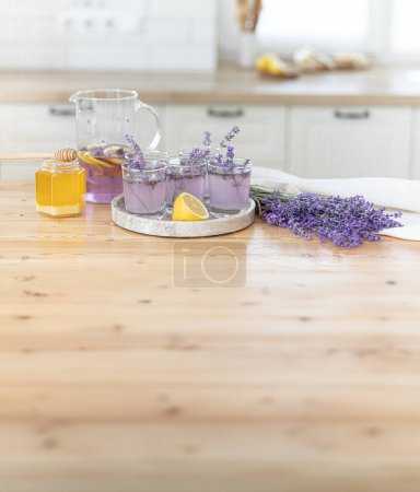 Honig und Lavendelsträuße. Virus-Behandlungskonzept. Holztisch