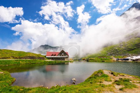 balea See in Rumänien im Sommer. sonniges Wetter mit herrlichen Wolken am blauen Himmel. alpine Landschaft des Fagaras-Gebirges