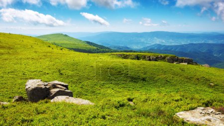 Téléchargez les photos : Prairies alpines de carpates. décor avec herbe verte sous un ciel bleu avec des nuages. vacances d'été en montagne ukrainienne - en image libre de droit