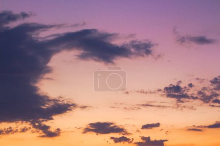 Téléchargez les photos : Nuages sur le ciel violet au crépuscule. temps orageux approche en été - en image libre de droit