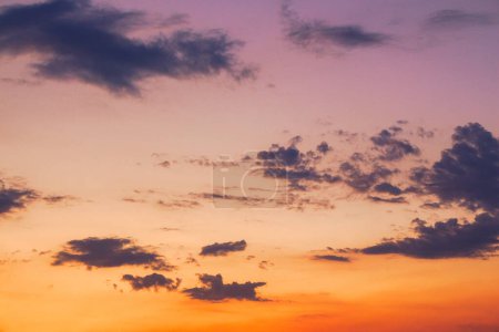 Téléchargez les photos : Nuages cumulus sombres sur un ciel violet. magnifique fond de nature en lumière du soir - en image libre de droit