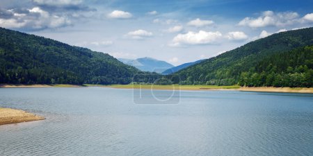 vilshany réserve d'eau dans le paysage de montagne des Carpates. début de l'été paysage naturel de l'ukraine par une journée nuageuse