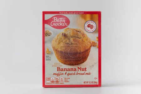 Téléchargez les photos : ST. PAUL, MN, États-Unis - 25 OCTOBRE 2022 : Mélange de muffins aux noix de banane et logo de marque. - en image libre de droit