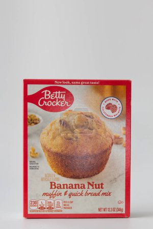 Téléchargez les photos : ST. PAUL, MN, États-Unis - 25 OCTOBRE 2022 : Mélange de muffins aux noix de banane et logo de marque. - en image libre de droit