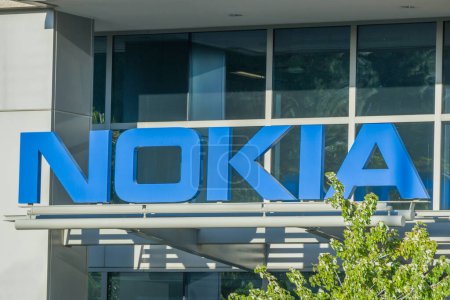 Foto de SUNNYVALE, CA, EE.UU. - 29 de julio de 2017: Nokia corporativo edificio exterior y logotipo de marca registrada. - Imagen libre de derechos