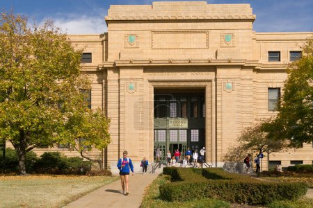 Téléchargez les photos : LAWRENCE, KS, USA - 2 NOVEMBRE 2022 : Individus non identifiés et salle forte sur le campus de l'Université du Kansas. - en image libre de droit