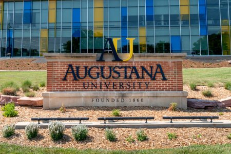 Foto de SIOUX FALLS, SD, USA - 10 DE JULIO DE 2022: Señal de entrada al campus del Augustana College. - Imagen libre de derechos