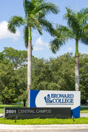 Téléchargez les photos : DAVIE, FL, USA - 1er JUILLET 2022 : Entrée au campus du Broward College. - en image libre de droit