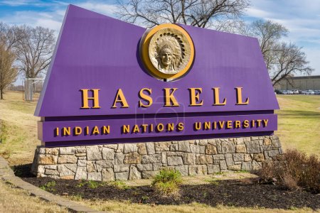 Téléchargez les photos : LAWRENCE, KS, USA - 2 NOVEMBRE 2022 : Panneau d'entrée sur le campus de l'Université des nations indiennes Haskell. - en image libre de droit