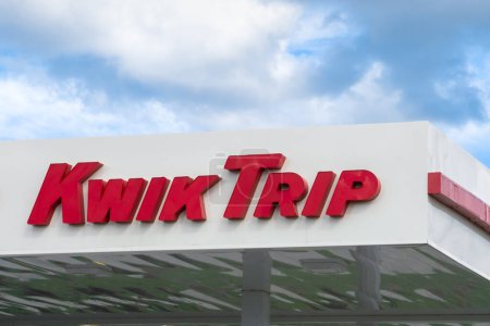 Foto de SOMERSET WI / USA - 10 DE SEPTIEMBRE DE 2020: Kwik Trip tienda minorista de conveniencia exterior y logotipo de marca registrada. - Imagen libre de derechos