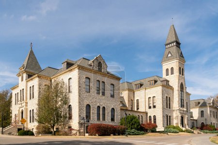 Téléchargez les photos : MANHATTEN, KS, USA - 3 NOVEMBRE 2022 : Anderson Hall and Administration sur le campus de l'Université d'État du Kansas. - en image libre de droit