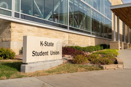Téléchargez les photos : MANHATTEN, KS, USA - NOVEMBER 3, 2022: K-State Student Unionon the campus of Kansas State University. - en image libre de droit
