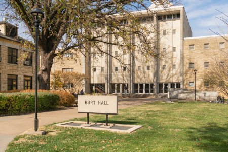 Téléchargez les photos : MANHATTEN, KS, USA - NOVEMBER 3, 2022: Burt Hall on the campus of Kansas State University. - en image libre de droit