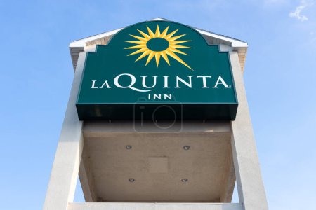 Téléchargez les photos : LINCOLN, NE, USA - 22 JUIN 2023 : Logo extérieur et marque de commerce du motel La Quinta. - en image libre de droit