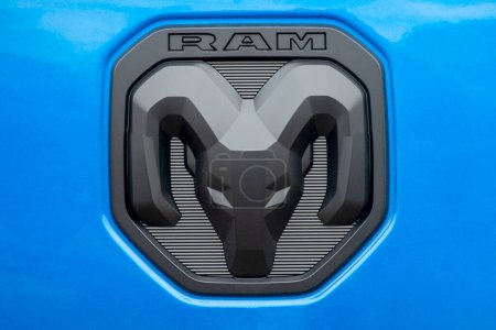 Foto de HUDSON, WI, USA - 23 DE ABRIL DE 2023: Dodge RAM emblema de primer plano y logotipo de marca registrada. - Imagen libre de derechos