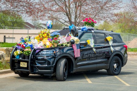 Téléchargez les photos : Fallen St. Croix County Sheriff Kaitie Leising voiture de patrouille drapée de fleurs. - en image libre de droit