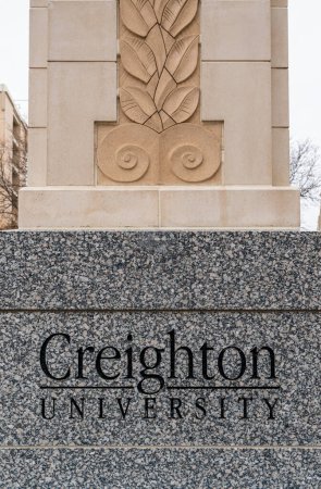 Foto de OMAHA, NE, EE.UU. - 4 DE NOVIEMBRE DE 2022: Entrada de pared de granito en el campus de Creighton University. - Imagen libre de derechos