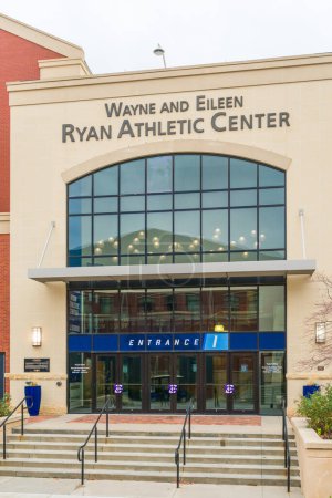 Foto de OMAHA, NE, EE.UU. - 4 DE NOVIEMBRE DE 2022: Wayne y Eileen Ryan Athletic Center en el campus de la Universidad de Creighton. - Imagen libre de derechos