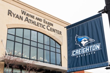 Téléchargez les photos : OMAHA, NE, USA - 4 NOVEMBRE 2022 : Wayne et Eileen Ryan Athletic Center sur le campus de l'Université de Creighton. - en image libre de droit