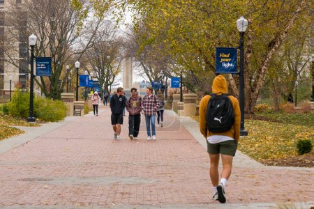 Téléchargez les photos : OMAHA, NE, USA - 4 NOVEMBRE 2022 : Personnes non identifiées sur le campus de l'Université de Creighton. - en image libre de droit