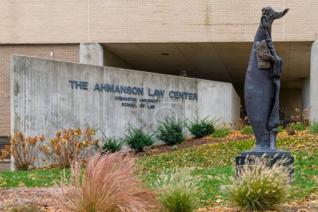 Foto de OMAHA, NE, Estados Unidos - 4 de noviembre de 2022: El Centro de Derecho Ahmanson y la Estatua de Moisés en el campus de la Universidad de Creighton. - Imagen libre de derechos